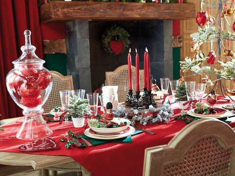 Decoration, Tablecloth, Christmas decoration, Christmas, Centrepiece, Room, Christmas eve, Function hall, Dining room, Table, 
