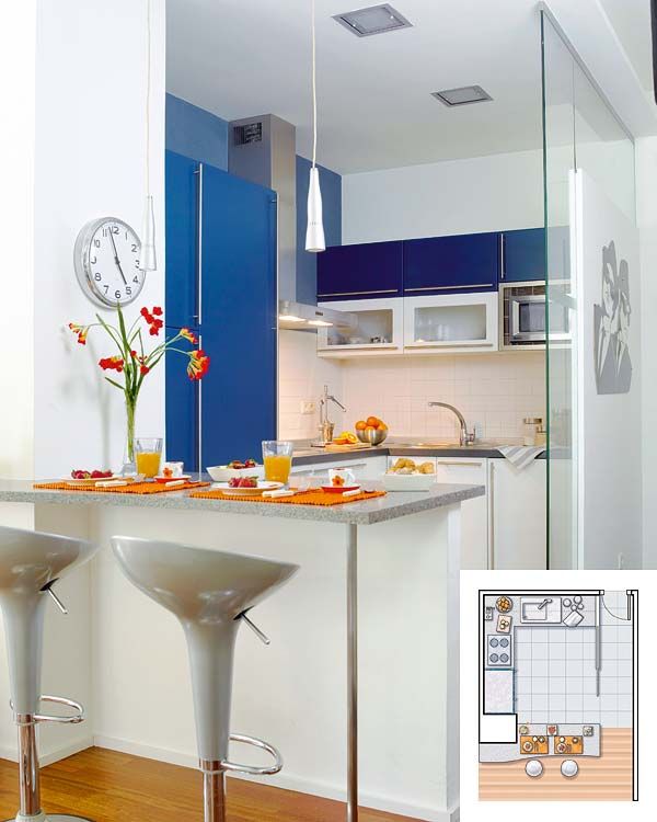 Punto Cocinas - En un espacio de alto techo espacios amplios, los módulos  de la cocina quedan integrados en la propia construcción con una gran isla  con módulos estanterías.Punto Cocinas