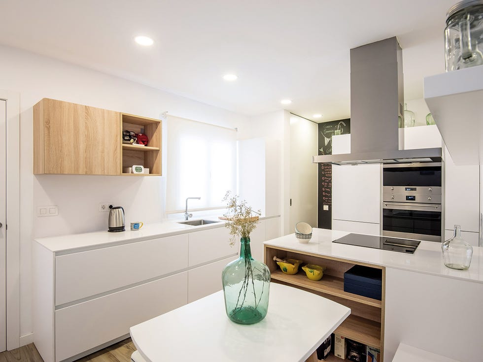 Cocina abierta al salón: Muebles blancos