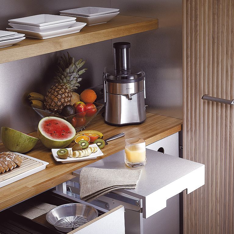 Armarios con soluciones extraíbles  Muebles para despensa, Como organizar  cocinas pequeñas, Diseño muebles de cocina