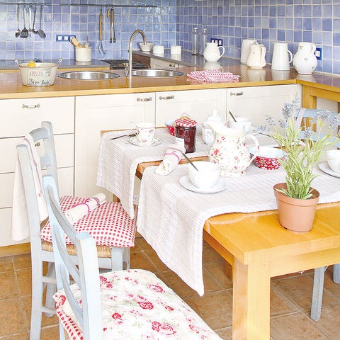 Tablecloth, Room, Flowerpot, Textile, Interior design, Table, White, Furniture, Linens, Interior design, 