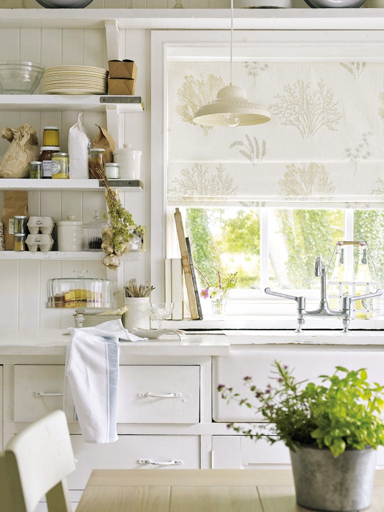 cocina rústica blanca con estores de estampados de corales