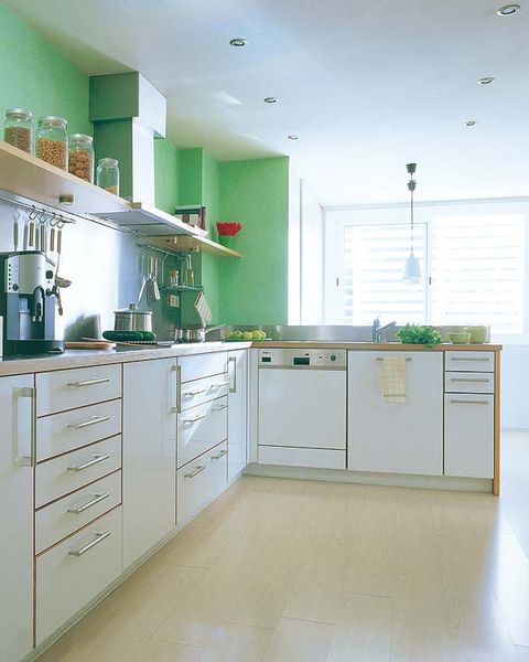 una cocina con península y office en verde y blanco