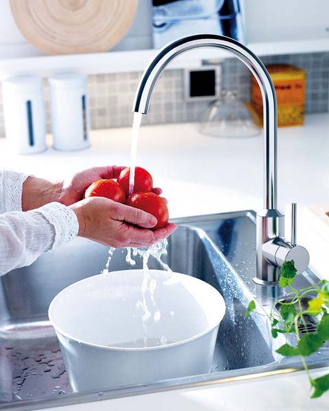Fluid, Liquid, Plumbing fixture, Tap, Sink, Kitchen sink, Plumbing, Household hardware, Cooking, Kitchen appliance accessory, 
