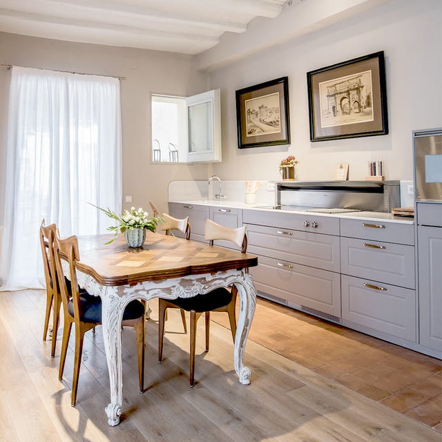 Cocina elegante con office