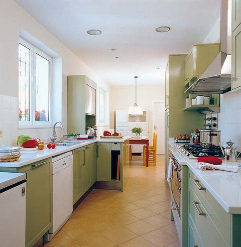 cocina alargada en verde