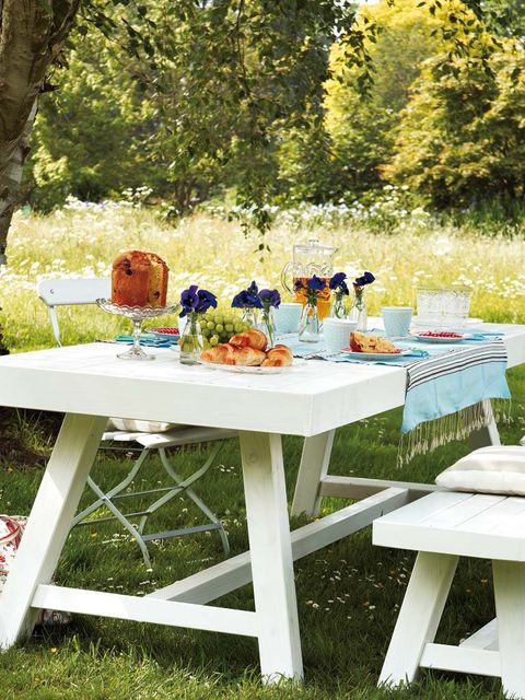 Table, Leaf, Furniture, Outdoor table, Outdoor furniture, Tablecloth, Linens, Garden, Home accessories, Spring, 