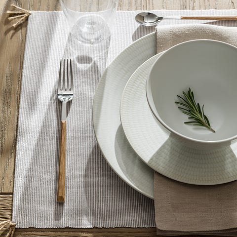 Serveware, Dishware, Tablecloth, Tableware, Linens, Cutlery, Plate, Kitchen utensil, Home accessories, Fork, 