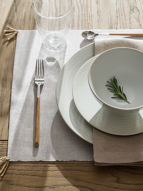 Serveware, Dishware, Tablecloth, Textile, Tableware, Linens, Glass, Plate, Cutlery, Home accessories, 
