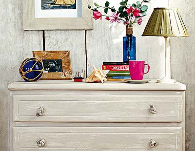Wood, Drawer, Room, White, Chest of drawers, Interior design, Sideboard, Dresser, Cabinetry, Picture frame, 