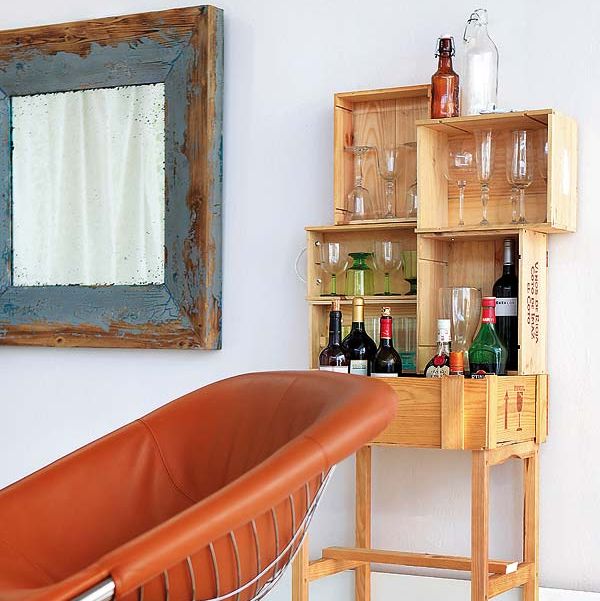 mueble bar hecho con cajas de madera