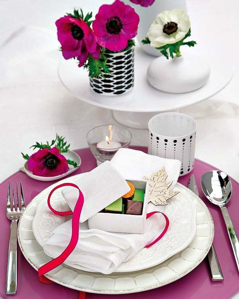 Serveware, Dishware, Petal, Flowerpot, Flower, Pink, Napkin, Purple, Cutlery, Kitchen utensil, 