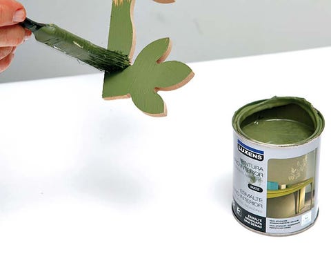 Leaf, Flowering plant, Tin, Paint, Thumb, Cylinder, Food storage containers, Tin can, Gesture, Shamrock, 