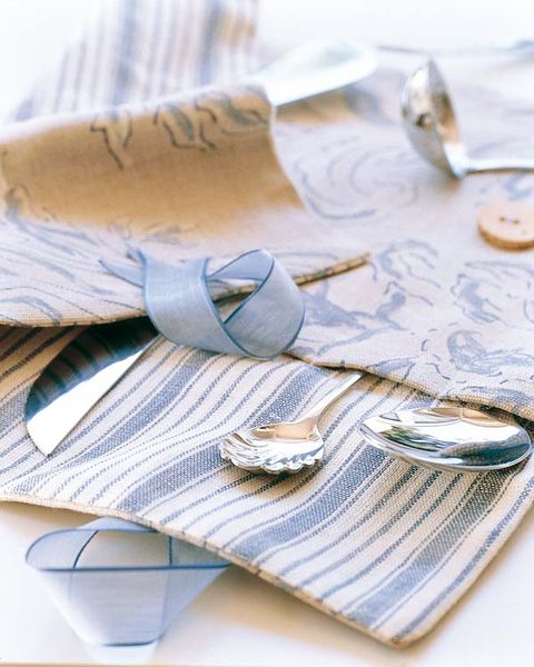 Textile, White, Linens, Dishware, Beige, Cutlery, Kitchen utensil, Tablecloth, Natural material, Napkin, 