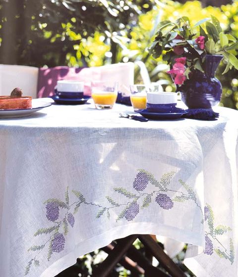 Tablecloth, Serveware, Textile, Purple, Linens, Dishware, Tableware, Petal, Home accessories, Lavender, 