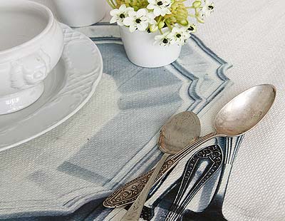 Serveware, Dishware, Petal, Tablecloth, Cutlery, Porcelain, Tableware, Bouquet, Kitchen utensil, Home accessories, 