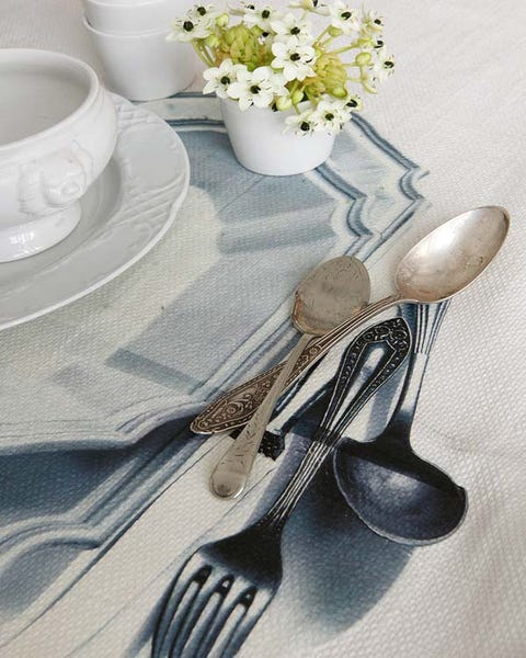 Serveware, Dishware, Flower, Petal, Cutlery, Porcelain, Bouquet, Kitchen utensil, Tablecloth, Cut flowers, 