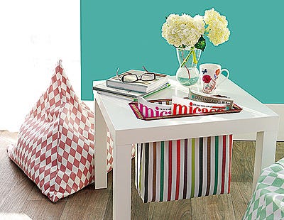 Tablecloth, Room, Bouquet, Table, Linens, Interior design, Cut flowers, Petal, Home accessories, Flower Arranging, 