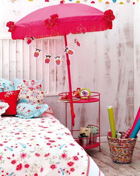 Room, Interior design, Red, Textile, Bedding, Bed, Pink, Linens, Magenta, Furniture, 
