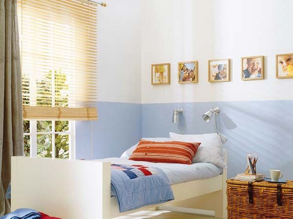 Dormitorio juvenil formado por cama abatible superior, cama nido inferior y  escritorio