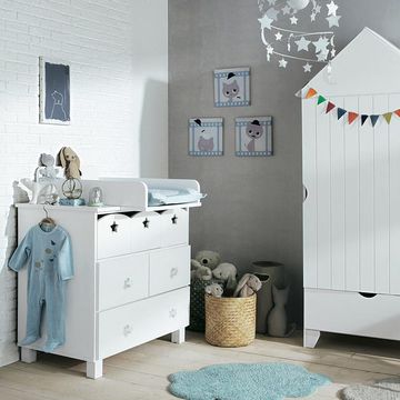 cuarto de bebé con casita armario y cambiador blanco