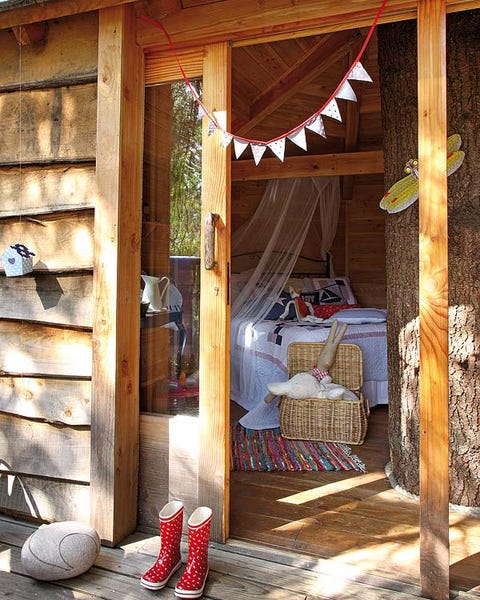 Wood, Hardwood, Boot, Wood stain, Lumber, Bed, Log cabin, Outdoor structure, Plank, Plywood, 