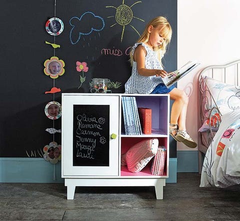 Blackboard, Linens, Bed, Bedroom, Bedding, Shelf, Shelving, Bed sheet, Chalk, Undergarment, 