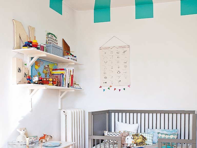 Interior De Habitación De Bebé Blanco Con Cuna Y Cuadros En La