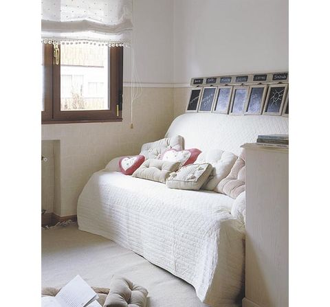 Room, Interior design, Property, Textile, Bed, Wall, Bedding, Linens, Bedroom, Bed sheet, 