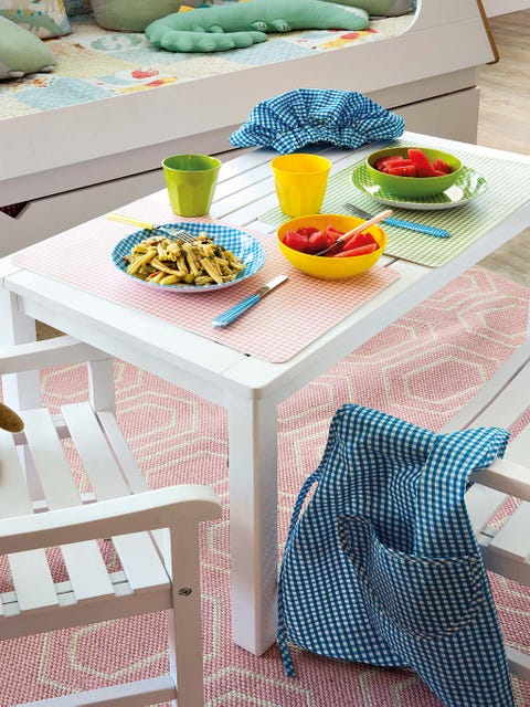 Textile, Table, Tablecloth, Linens, Dishware, Cuisine, Home accessories, Produce, Meal, Natural foods, 
