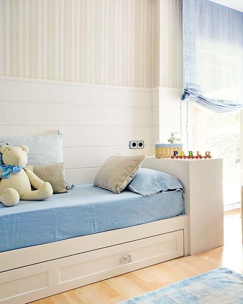 dormitorio infantil con dos camas colocadas en l