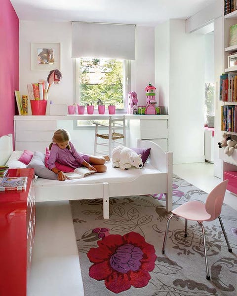 Un dormitorio con cuarto de juegos y baño Un dormitorio con cuarto de juegos y baño