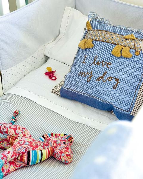 Un dormitorio para bebés en turquesa y blanco