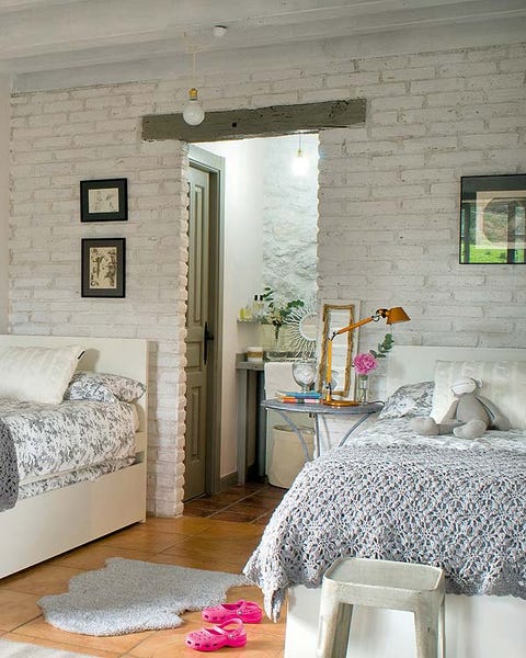 Room, Interior design, Tablecloth, Floor, Wall, Home, Flooring, Ceiling, Furniture, Linens, 