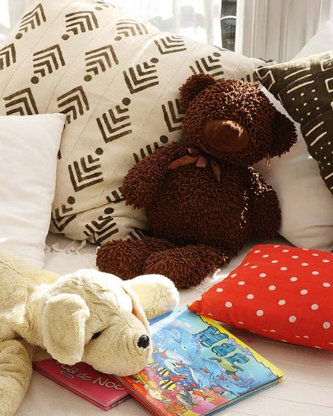Toy, Textile, Stuffed toy, Plush, Linens, Home accessories, Cushion, Baby toys, Throw pillow, Bedding, 