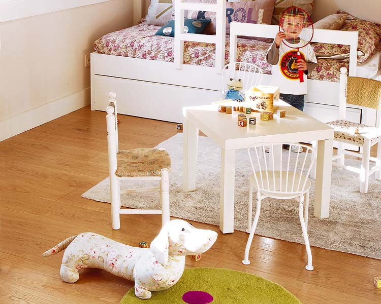 Room, Wood, Interior design, Floor, Flooring, Vertebrate, Dog breed, Furniture, Home, Dog, 