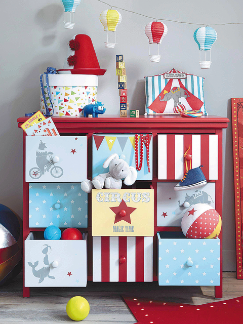 Red, Room, Interior design, Interior design, Citrus, Pattern, Home accessories, Bedding, Party supply, Bedroom, 