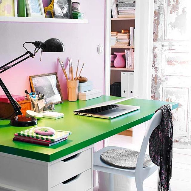 mesa de escritorio verde