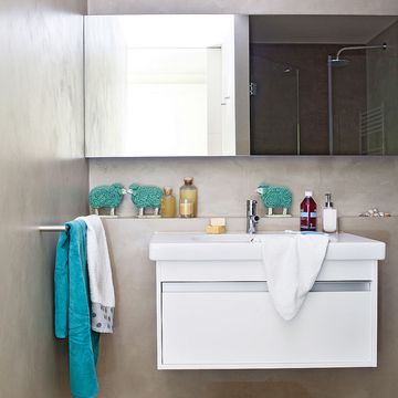 baño con paredes y suelos de microcemento
