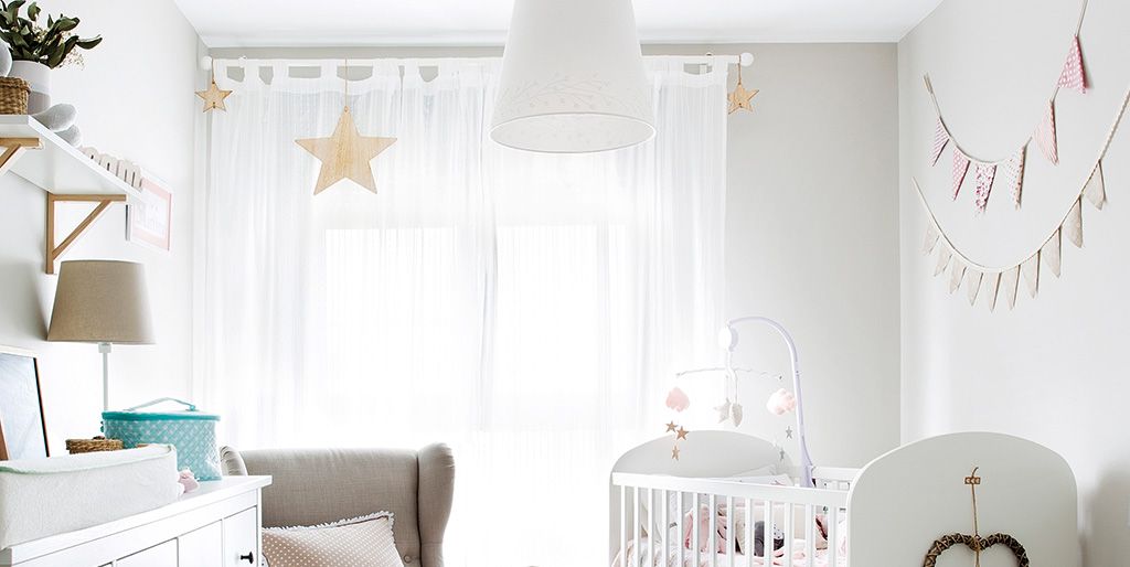 Una cuna decorada en - El cuarto del bebé