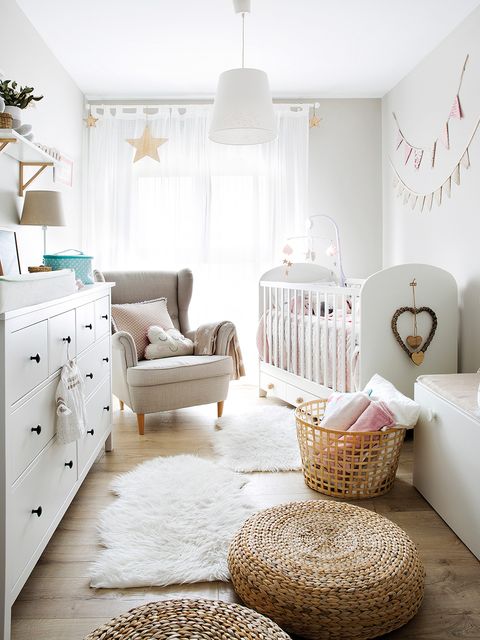 Una cuna decorada en - El cuarto del bebé