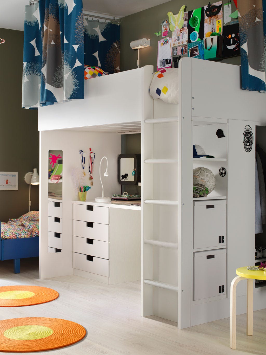 dormitorio juvenil con cama en alto y zona de estudio