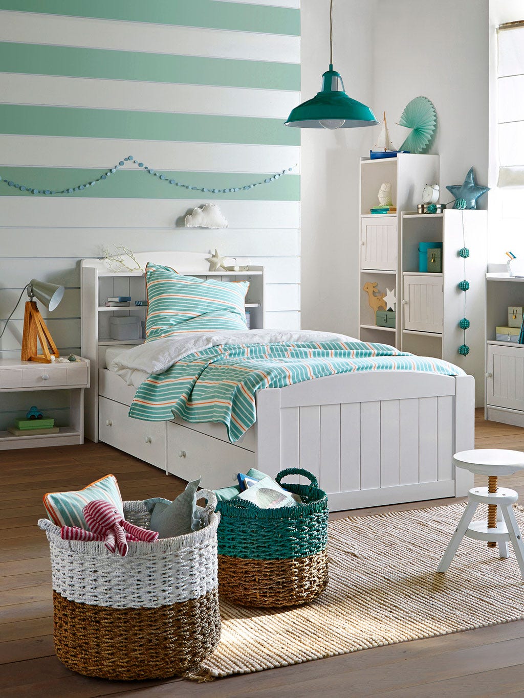 dormitorio juvenil en verde y blanco