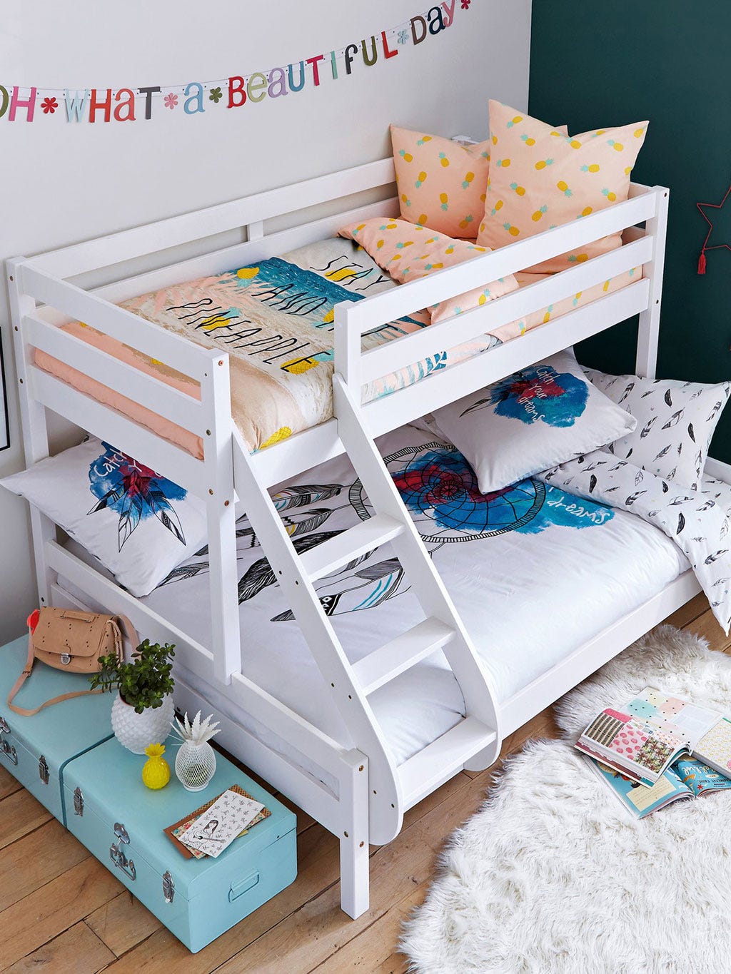una original litera con ropa de cama molona