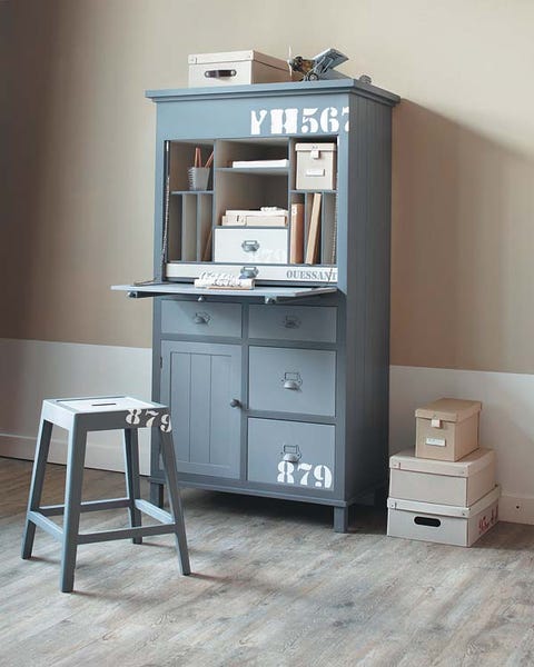 Wood, Drawer, Room, Chest of drawers, Cabinetry, Floor, Grey, Hardwood, Material property, Shelving, 