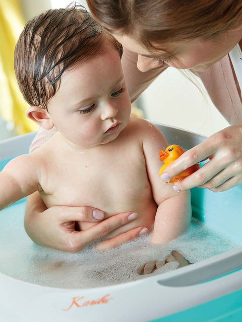 Fluid, Ear, Finger, Cheek, Baby bathing, Skin, Liquid, Hand, Child, Bathing, 