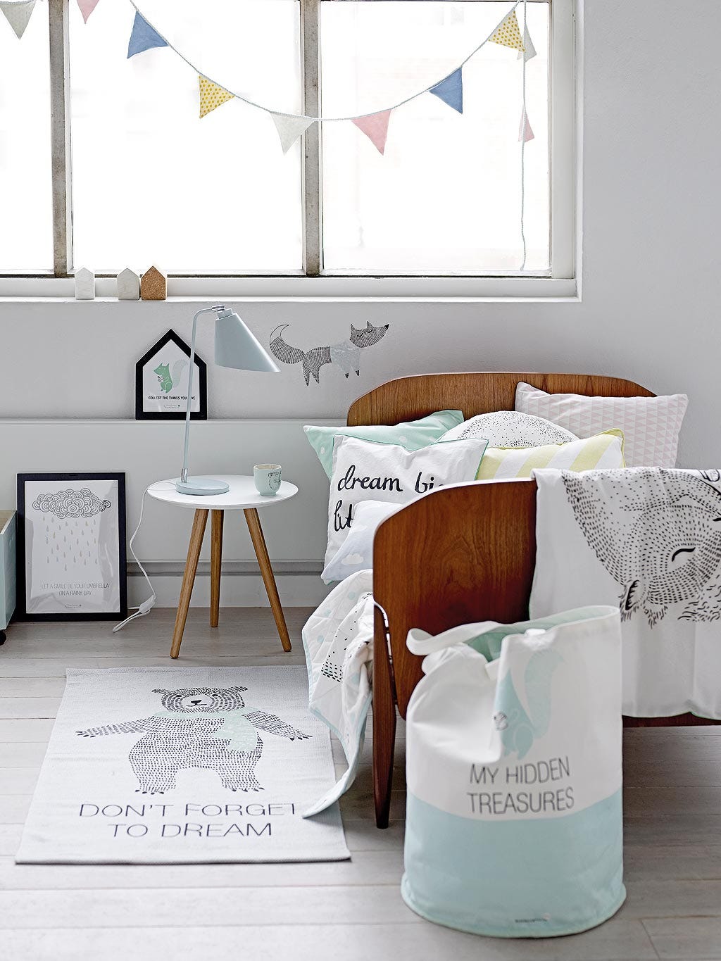 dormitorio juvenil con muebles de madera