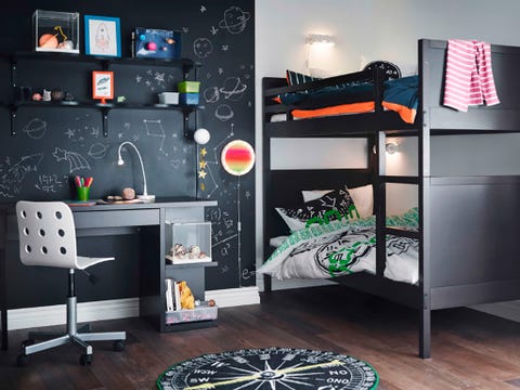 dormitorio juvenil con litera y mesa de estudio