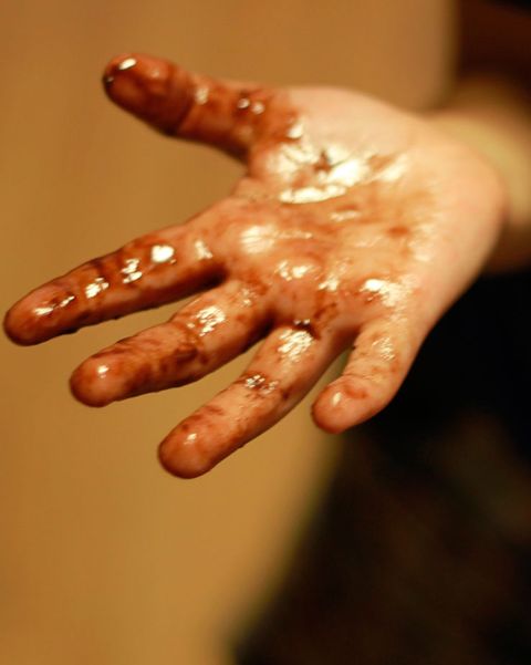 manos de niño manchadas de chocolate