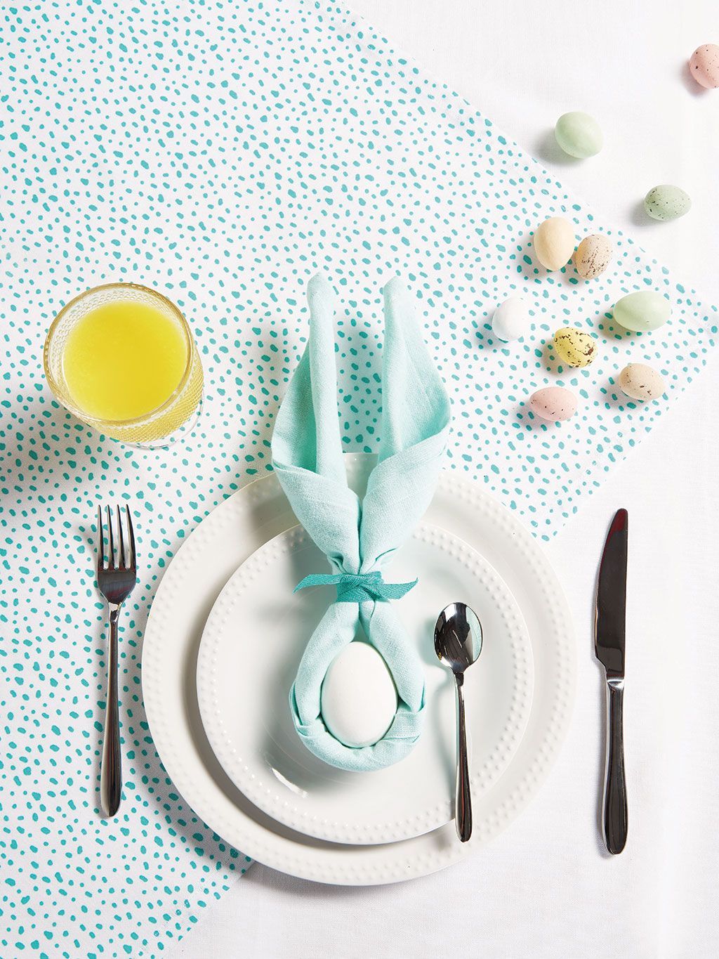 Fork, Cutlery, Tableware, Dishware, Plate, Tablecloth, Napkin, Spoon, Linens, Design, 
